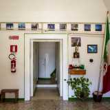 Superato un ingresso dove trovano posto fotografie e bandiere...
